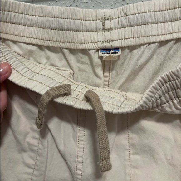 LIKE NEW Men’s Patagonia funhoggers pants medium cream color - Picture 5 of 12